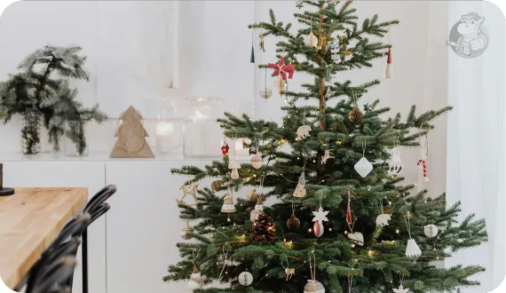 białe i drewniane ozdoby tworzące efekt total look